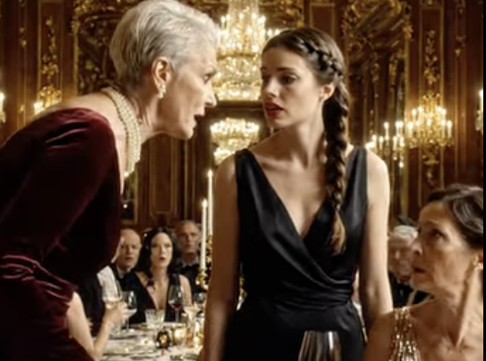 Je n’étais pas censé être remarqué ce soir-là. Mais dès l’instant où elle m’a regardé, tout a changé.
