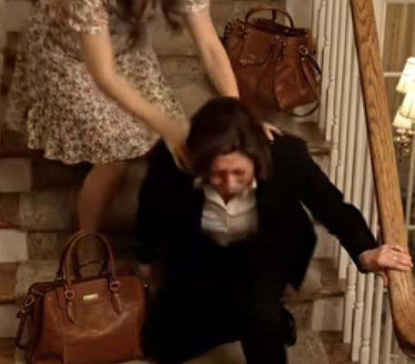 Lors d’une réunion de famille, ma belle-sœur m’a poussée dans les escaliers simplement parce que j’avais utilisé ses toilettes. Elle m’a traitée de sale.