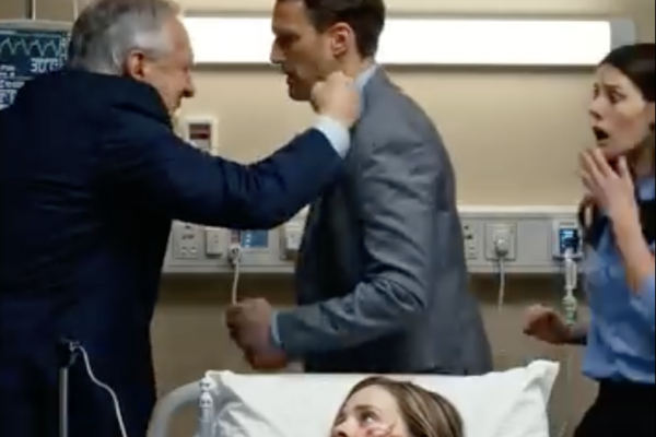 Elle a appelé son mari 18 fois pendant que leur fils agonisait, mais il était au lit avec sa maîtresse. Des heures plus tard, meurtrie, ensanglantée et enceinte, elle a fait irruption dans sa salle de réunion et a découvert l’impitoyable trahison financière qui a détruit sa famille à jamais.
