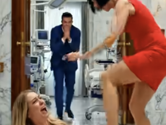 Elle pensait qu’en donnant un coup de pied à sa femme enceinte à l’hôpital, elle mettrait fin à leur mariage. Mais le milliardaire a découvert que le réalisateur était l’oncle de sa femme, les images de vidéosurveillance ont révélé leur liaison, et une nuit de violence a anéanti les mensonges qu’ils croyaient maîtriser à jamais.