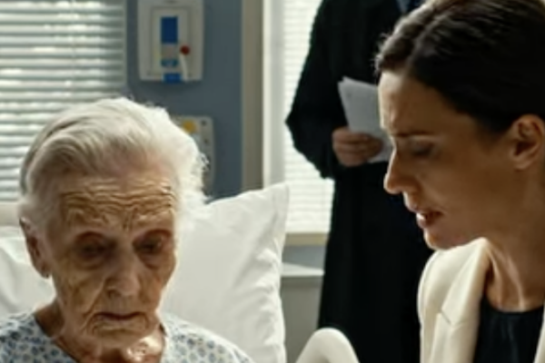 Mon fils m’a appelée alors que j’étais encore alitée à l’hôpital et m’a dit qu’il avait mis ma maison en vente et qu’il m’envoyait dans une maison de retraite, mais quand je lui ai calmement demandé de quelle maison il avait parlé, le silence au téléphone m’a tout dit.