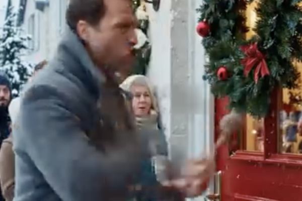 Elle a verrouillé la porte le matin de Noël. C’est alors que son fils a découvert qui était le véritable propriétaire de la maison.