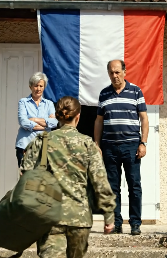 « Cette maison appartient à de vrais membres de la famille ! » hurla ma belle-mère en jetant mes sacs dehors. Je souris et dis : « Vérifie l’acte de propriété. » Quand elle le fit, son monde parfait s’écroula… Mon père resta figé.